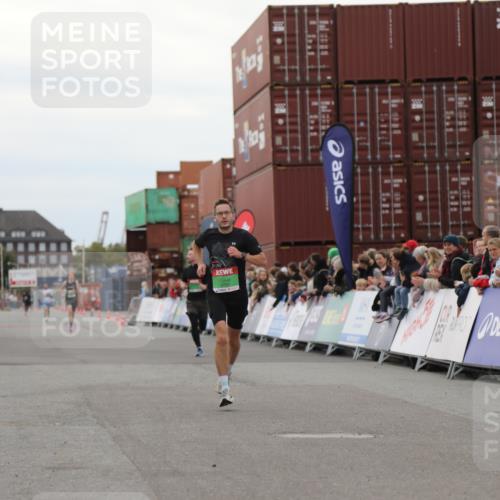03.10.2025 - Köhlbrandbrückenlauf Yannick Fuchs http://msf.ph/oto/8983542 03.10.2025 15:53:17 Ziel 7143, 9707 meine-sportfotos.de