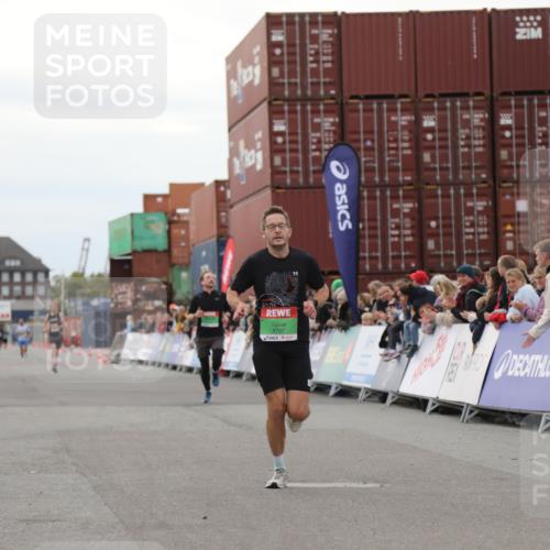 03.10.2025 - Köhlbrandbrückenlauf Yannick Fuchs http://msf.ph/oto/8983550 03.10.2025 15:53:18 Ziel 7143, 9707 meine-sportfotos.de