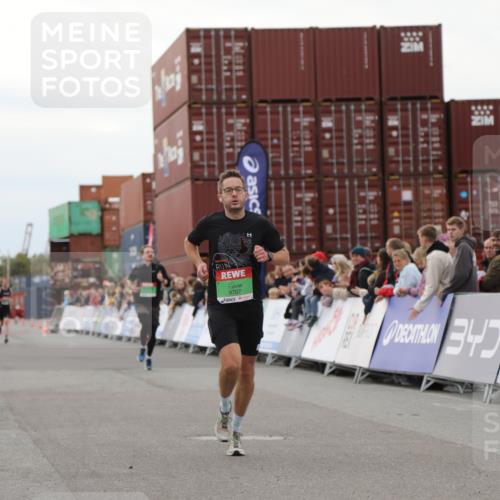 03.10.2025 - Köhlbrandbrückenlauf Yannick Fuchs http://msf.ph/oto/8983554 03.10.2025 15:53:18 Ziel 7143, 9707 meine-sportfotos.de