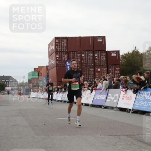 03.10.2025 - Köhlbrandbrückenlauf Yannick Fuchs http://msf.ph/oto/8983556 03.10.2025 15:53:19 Ziel 7143, 9707 meine-sportfotos.de