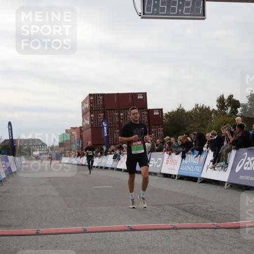 03.10.2025 - Köhlbrandbrückenlauf Yannick Fuchs http://msf.ph/oto/8983560 03.10.2025 15:53:19 Ziel 7143, 9707 meine-sportfotos.de
