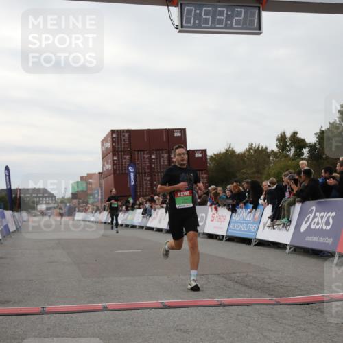 03.10.2025 - Köhlbrandbrückenlauf Yannick Fuchs http://msf.ph/oto/8983562 03.10.2025 15:53:20 Ziel 7143, 9707 meine-sportfotos.de