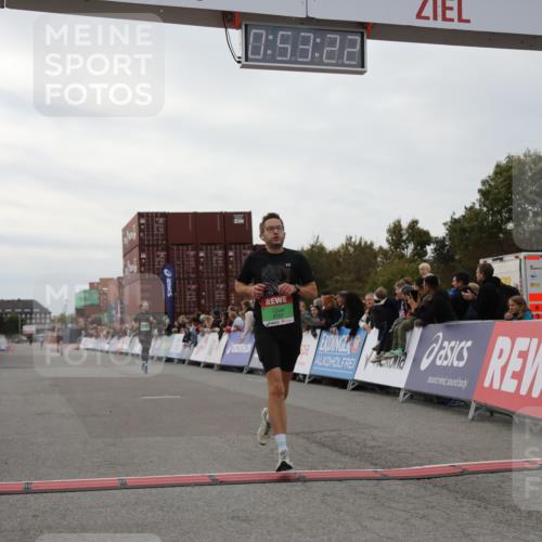 03.10.2025 - Köhlbrandbrückenlauf Yannick Fuchs http://msf.ph/oto/8983565 03.10.2025 15:53:20 Ziel 7143, 9707 meine-sportfotos.de