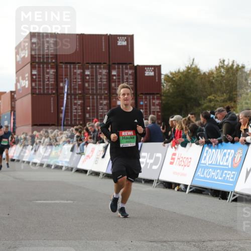 03.10.2025 - Köhlbrandbrückenlauf Yannick Fuchs http://msf.ph/oto/8983566 03.10.2025 16:07:12 Ziel 7093, 7302, 7340, 7560, 8026, 8847, 8925 meine-sportfotos.de