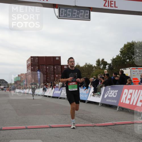03.10.2025 - Köhlbrandbrückenlauf Yannick Fuchs http://msf.ph/oto/8983568 03.10.2025 15:53:20 Ziel 7143, 9707 meine-sportfotos.de
