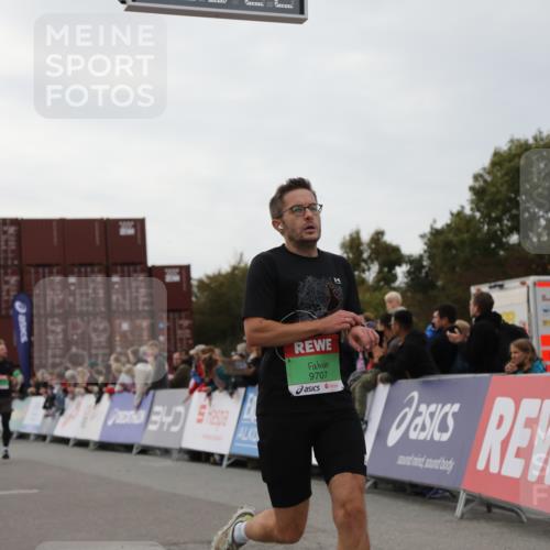 03.10.2025 - Köhlbrandbrückenlauf Yannick Fuchs http://msf.ph/oto/8983570 03.10.2025 15:53:20 Ziel 7143, 9707 meine-sportfotos.de