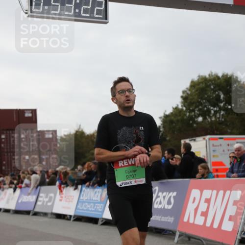 03.10.2025 - Köhlbrandbrückenlauf Yannick Fuchs http://msf.ph/oto/8983572 03.10.2025 15:53:21 Ziel 7143, 9707 meine-sportfotos.de
