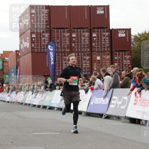 03.10.2025 - Köhlbrandbrückenlauf Yannick Fuchs http://msf.ph/oto/8983575 03.10.2025 15:53:22 Ziel 7143, 9058, 9707 meine-sportfotos.de
