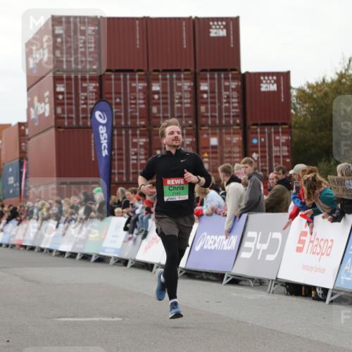 03.10.2025 - Köhlbrandbrückenlauf Yannick Fuchs http://msf.ph/oto/8983579 03.10.2025 15:53:22 Ziel 7143, 9058, 9707 meine-sportfotos.de