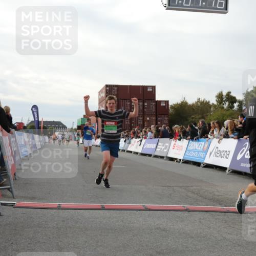 03.10.2025 - Köhlbrandbrückenlauf Yannick Fuchs http://msf.ph/oto/8983584 03.10.2025 16:07:14 Ziel 7093, 7302, 7340, 7560, 8847, 8925 meine-sportfotos.de