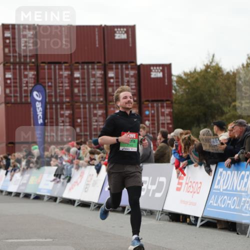 03.10.2025 - Köhlbrandbrückenlauf Yannick Fuchs http://msf.ph/oto/8983585 03.10.2025 15:53:23 Ziel 7143, 9058, 9707 meine-sportfotos.de