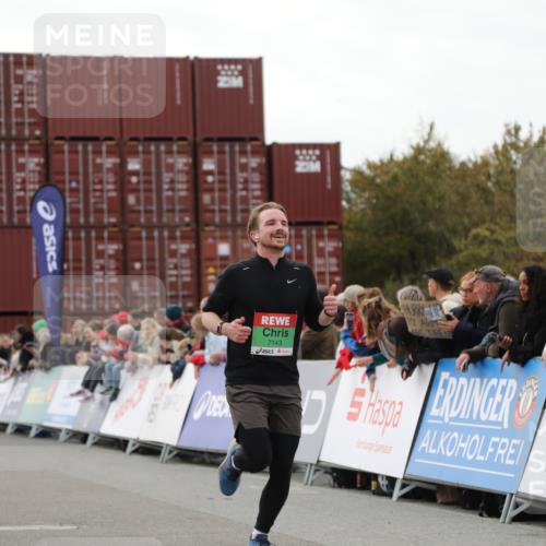 03.10.2025 - Köhlbrandbrückenlauf Yannick Fuchs http://msf.ph/oto/8983586 03.10.2025 15:53:23 Ziel 7143, 9058, 9707 meine-sportfotos.de