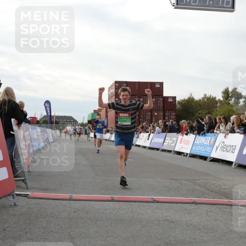 03.10.2025 - Köhlbrandbrückenlauf Yannick Fuchs http://msf.ph/oto/8983587 03.10.2025 16:07:14 Ziel 7093, 7302, 7340, 7560, 8847, 8925 meine-sportfotos.de