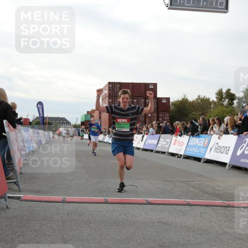 03.10.2025 - Köhlbrandbrückenlauf Yannick Fuchs http://msf.ph/oto/8983589 03.10.2025 16:07:14 Ziel 7093, 7302, 7340, 7560, 8847, 8925 meine-sportfotos.de