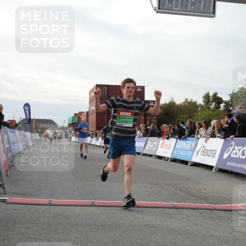 03.10.2025 - Köhlbrandbrückenlauf Yannick Fuchs http://msf.ph/oto/8983590 03.10.2025 16:07:15 Ziel 7093, 7302, 7340, 7560, 8925, 9261 meine-sportfotos.de