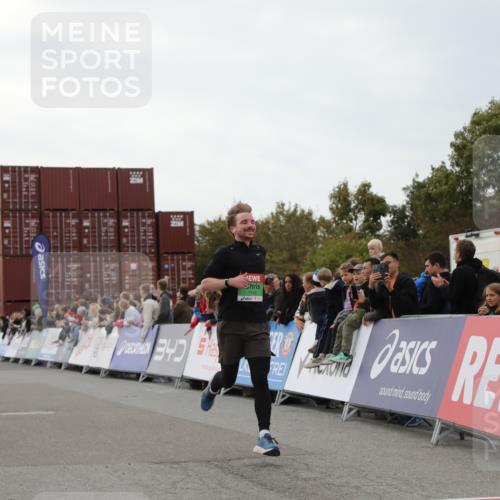 03.10.2025 - Köhlbrandbrückenlauf Yannick Fuchs http://msf.ph/oto/8983591 03.10.2025 15:53:23 Ziel 7143, 9058, 9707 meine-sportfotos.de