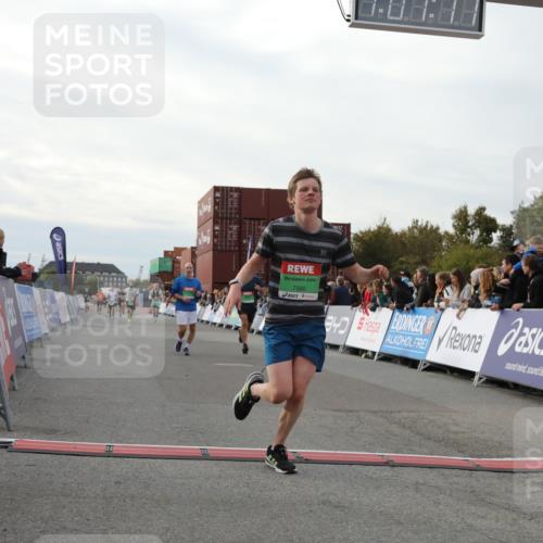 03.10.2025 - Köhlbrandbrückenlauf Yannick Fuchs http://msf.ph/oto/8983592 03.10.2025 16:07:15 Ziel 7093, 7302, 7340, 7560, 8925, 9261 meine-sportfotos.de