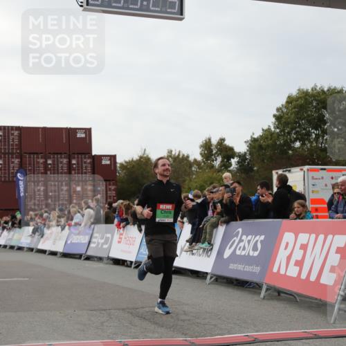 03.10.2025 - Köhlbrandbrückenlauf Yannick Fuchs http://msf.ph/oto/8983593 03.10.2025 15:53:23 Ziel 7143, 9058, 9707 meine-sportfotos.de