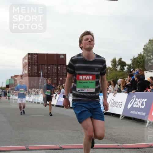 03.10.2025 - Köhlbrandbrückenlauf Yannick Fuchs http://msf.ph/oto/8983594 03.10.2025 16:07:15 Ziel 7093, 7302, 7340, 7560, 8925, 9261 meine-sportfotos.de