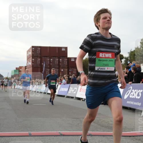 03.10.2025 - Köhlbrandbrückenlauf Yannick Fuchs http://msf.ph/oto/8983596 03.10.2025 16:07:15 Ziel 7093, 7302, 7340, 7560, 8925, 9261 meine-sportfotos.de