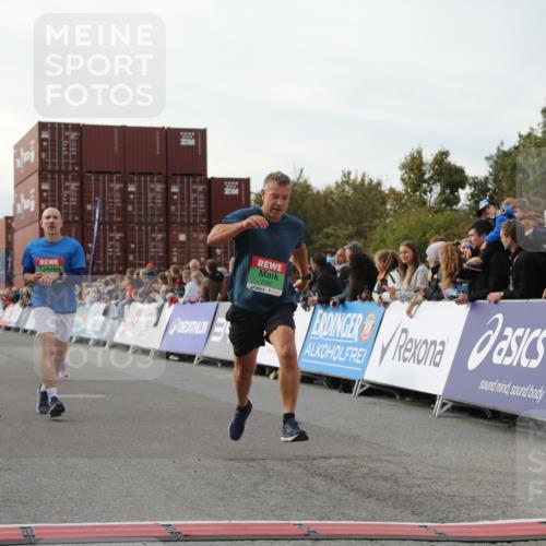 03.10.2025 - Köhlbrandbrückenlauf Yannick Fuchs http://msf.ph/oto/8983606 03.10.2025 16:07:16 Ziel 7093, 7302, 7340, 7402, 7434, 7560, 8925, 9018, 9261 meine-sportfotos.de