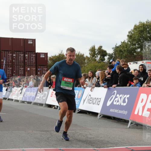 03.10.2025 - Köhlbrandbrückenlauf Yannick Fuchs http://msf.ph/oto/8983607 03.10.2025 16:07:17 Ziel 7093, 7302, 7340, 7402, 7434, 7560, 8925, 9018, 9261 meine-sportfotos.de