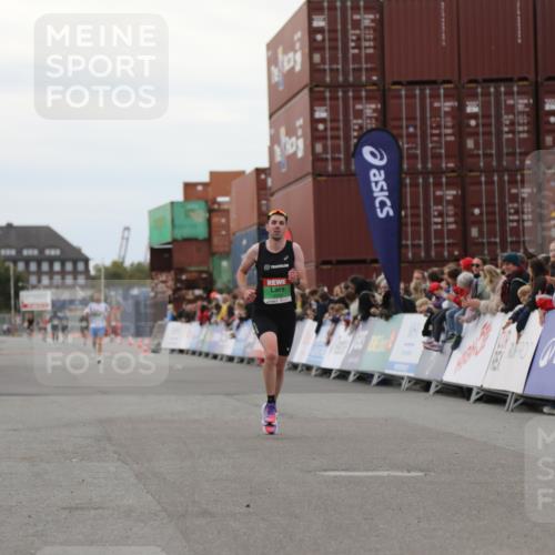 03.10.2025 - Köhlbrandbrückenlauf Yannick Fuchs http://msf.ph/oto/8983609 03.10.2025 15:53:27 Ziel 7143, 9058 meine-sportfotos.de
