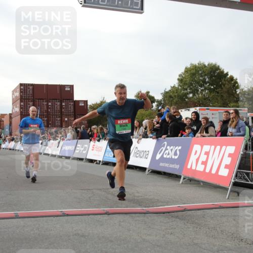 03.10.2025 - Köhlbrandbrückenlauf Yannick Fuchs http://msf.ph/oto/8983610 03.10.2025 16:07:17 Ziel 7093, 7302, 7340, 7402, 7434, 7560, 8925, 9018, 9261 meine-sportfotos.de