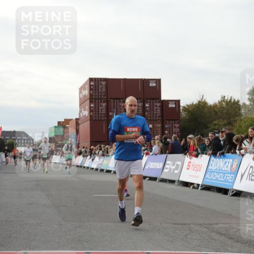 03.10.2025 - Köhlbrandbrückenlauf Yannick Fuchs http://msf.ph/oto/8983614 03.10.2025 16:07:17 Ziel 7093, 7302, 7340, 7402, 7434, 7560, 8925, 9018, 9261 meine-sportfotos.de