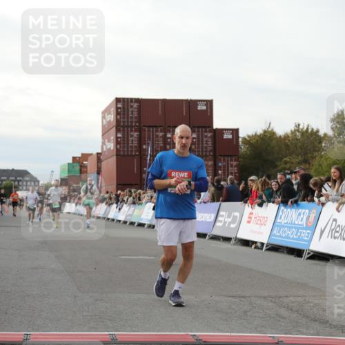 03.10.2025 - Köhlbrandbrückenlauf Yannick Fuchs http://msf.ph/oto/8983616 03.10.2025 16:07:18 Ziel 7093, 7302, 7340, 7402, 7434, 7560, 9018, 9261 meine-sportfotos.de