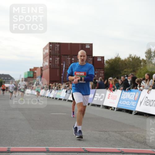 03.10.2025 - Köhlbrandbrückenlauf Yannick Fuchs http://msf.ph/oto/8983617 03.10.2025 16:07:18 Ziel 7093, 7302, 7340, 7402, 7434, 7560, 9018, 9261 meine-sportfotos.de