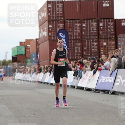 03.10.2025 - Köhlbrandbrückenlauf Yannick Fuchs http://msf.ph/oto/8983618 03.10.2025 15:53:28 Ziel 7143, 9058 meine-sportfotos.de