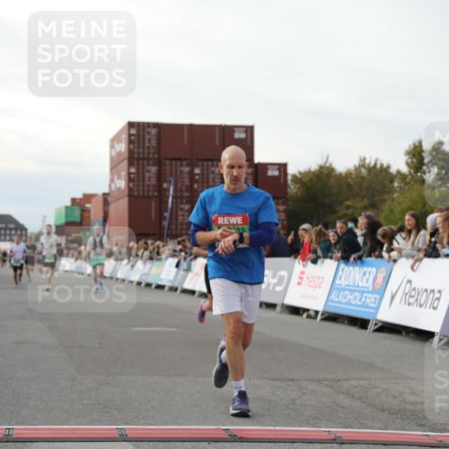 03.10.2025 - Köhlbrandbrückenlauf Yannick Fuchs http://msf.ph/oto/8983619 03.10.2025 16:07:18 Ziel 7093, 7302, 7340, 7402, 7434, 7560, 9018, 9261 meine-sportfotos.de