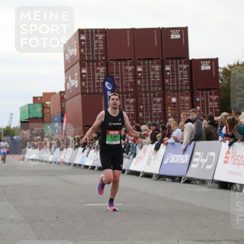 03.10.2025 - Köhlbrandbrückenlauf Yannick Fuchs http://msf.ph/oto/8983620 03.10.2025 15:53:28 Ziel 7143, 9058 meine-sportfotos.de