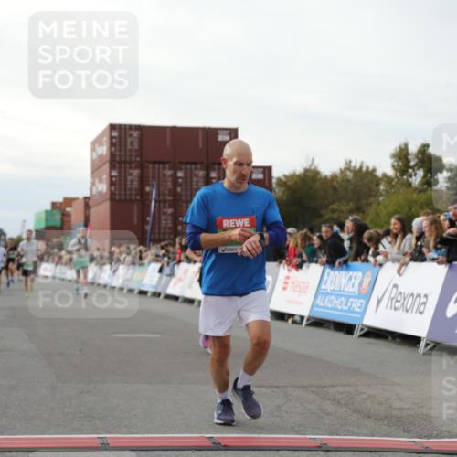 03.10.2025 - Köhlbrandbrückenlauf Yannick Fuchs http://msf.ph/oto/8983621 03.10.2025 16:07:18 Ziel 7093, 7302, 7340, 7402, 7434, 7560, 9018, 9261 meine-sportfotos.de