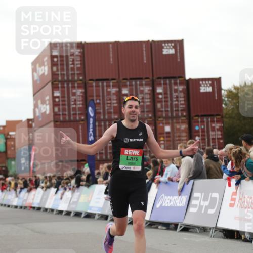 03.10.2025 - Köhlbrandbrückenlauf Yannick Fuchs http://msf.ph/oto/8983622 03.10.2025 15:53:29 Ziel 9058 meine-sportfotos.de