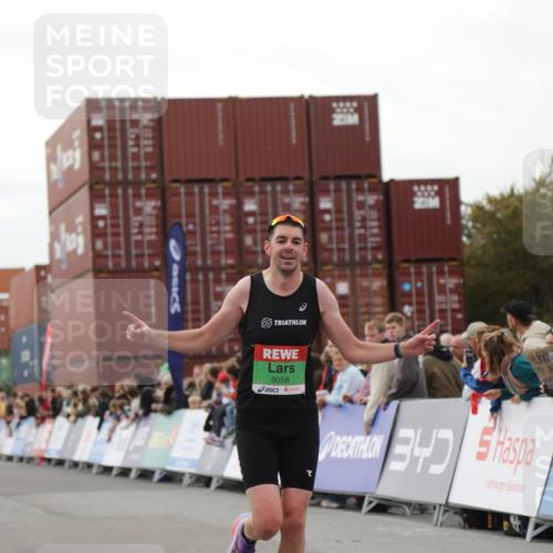 03.10.2025 - Köhlbrandbrückenlauf Yannick Fuchs http://msf.ph/oto/8983623 03.10.2025 15:53:29 Ziel 9058 meine-sportfotos.de