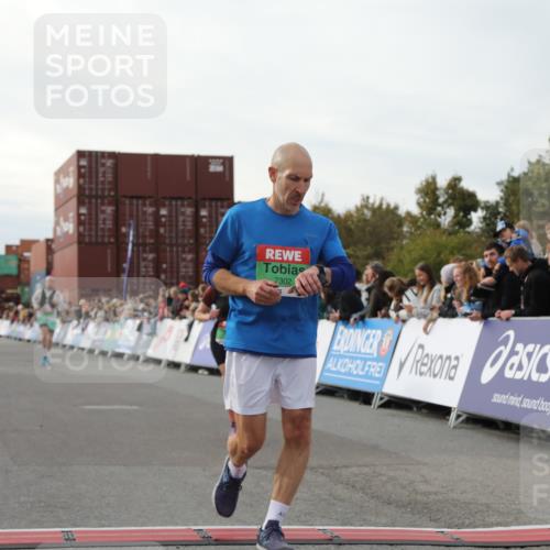 03.10.2025 - Köhlbrandbrückenlauf Yannick Fuchs http://msf.ph/oto/8983624 03.10.2025 16:07:18 Ziel 7093, 7302, 7340, 7402, 7434, 7560, 9018, 9261 meine-sportfotos.de