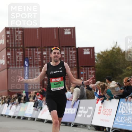 03.10.2025 - Köhlbrandbrückenlauf Yannick Fuchs http://msf.ph/oto/8983625 03.10.2025 15:53:29 Ziel 9058 meine-sportfotos.de