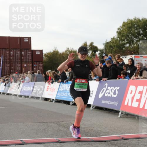 03.10.2025 - Köhlbrandbrückenlauf Yannick Fuchs http://msf.ph/oto/8983630 03.10.2025 16:07:19 Ziel 7093, 7302, 7340, 7402, 7434, 9018, 9261 meine-sportfotos.de