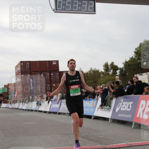 03.10.2025 - Köhlbrandbrückenlauf Yannick Fuchs http://msf.ph/oto/8983633 03.10.2025 15:53:30 Ziel 9058 meine-sportfotos.de