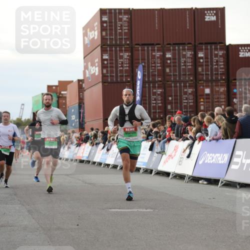 03.10.2025 - Köhlbrandbrückenlauf Yannick Fuchs http://msf.ph/oto/8983636 03.10.2025 16:07:21 Ziel 7093, 7302, 7402, 7434, 9018, 9261 meine-sportfotos.de