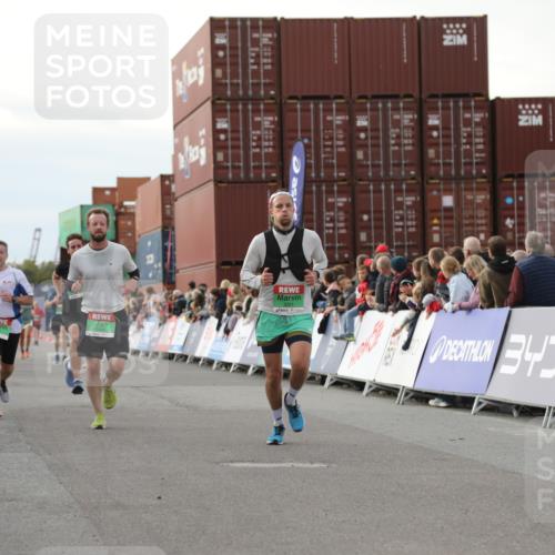 03.10.2025 - Köhlbrandbrückenlauf Yannick Fuchs http://msf.ph/oto/8983638 03.10.2025 16:07:21 Ziel 7093, 7302, 7402, 7434, 9018, 9261 meine-sportfotos.de
