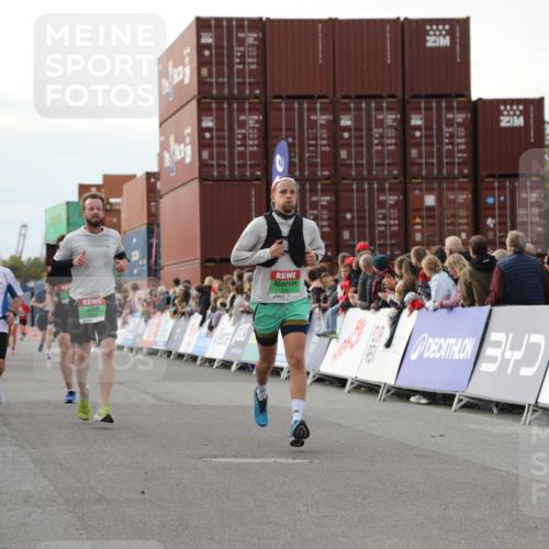 03.10.2025 - Köhlbrandbrückenlauf Yannick Fuchs http://msf.ph/oto/8983639 03.10.2025 16:07:21 Ziel 7093, 7302, 7402, 7434, 9018, 9261 meine-sportfotos.de