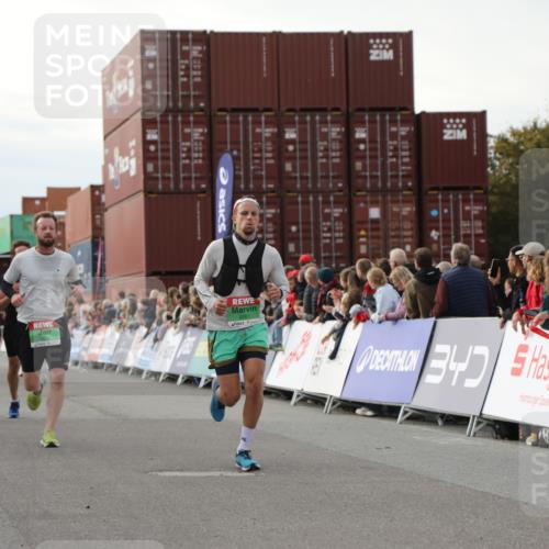 03.10.2025 - Köhlbrandbrückenlauf Yannick Fuchs http://msf.ph/oto/8983642 03.10.2025 16:07:21 Ziel 7093, 7302, 7402, 7434, 9018, 9261 meine-sportfotos.de