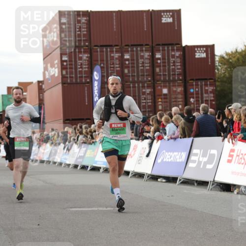 03.10.2025 - Köhlbrandbrückenlauf Yannick Fuchs http://msf.ph/oto/8983644 03.10.2025 16:07:21 Ziel 7093, 7302, 7402, 7434, 9018, 9261 meine-sportfotos.de