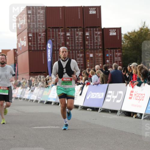 03.10.2025 - Köhlbrandbrückenlauf Yannick Fuchs http://msf.ph/oto/8983645 03.10.2025 16:07:22 Ziel 7056, 7071, 7093, 7172, 7302, 7402, 7434, 7499, 9018, 9261 meine-sportfotos.de