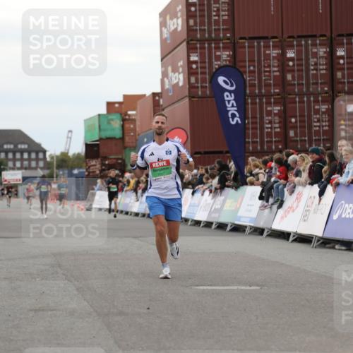 03.10.2025 - Köhlbrandbrückenlauf Yannick Fuchs http://msf.ph/oto/8983646 03.10.2025 15:53:38 Ziel 7047 meine-sportfotos.de