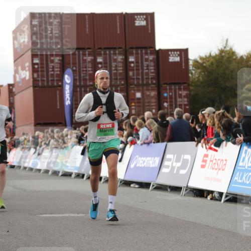 03.10.2025 - Köhlbrandbrückenlauf Yannick Fuchs http://msf.ph/oto/8983647 03.10.2025 16:07:22 Ziel 7056, 7071, 7093, 7172, 7302, 7402, 7434, 7499, 9018, 9261 meine-sportfotos.de