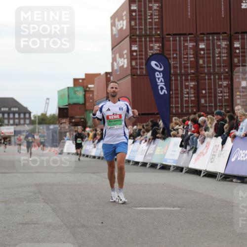 03.10.2025 - Köhlbrandbrückenlauf Yannick Fuchs http://msf.ph/oto/8983648 03.10.2025 15:53:38 Ziel 7047 meine-sportfotos.de